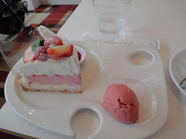 20110422エスコヤマのイチゴのケーキ.JPG